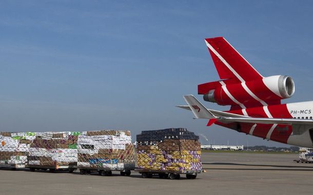 SCHIPHOL – De tarieven die Luchtverkeersleiding Nederland (LVNL) rekent aan vliegtuigen die op Schiphol landen en vertrekken worden de komende vijf jaar bevroren. Dat maakte minister Camiel Eurlings (Verkeer) maandag bekend tijdens het jaarlijkse Schiphol