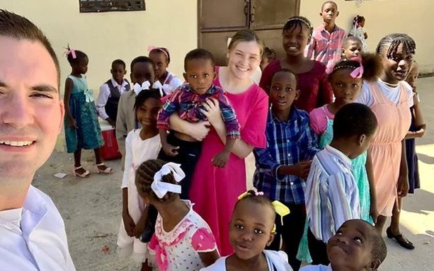 Davy (l.) en Natalie (m.) Lloyd werkten sinds 2022 in een weeshuis in Haïti. beeld Christianity Today, Missions in Haïti