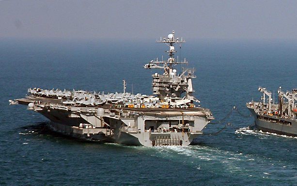 Het Amerikaanse vliegdekschip USS Harry S Truman (L) in de Perzische Golf. beeld EPA