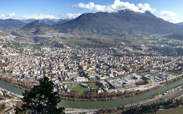 De stad Trento, in Noord-Italië, waar tussen 1545 en 1563 het rooms-katholieke concilie van Trente werd gehouden. beeld Wikimedia//Franco Visintainer