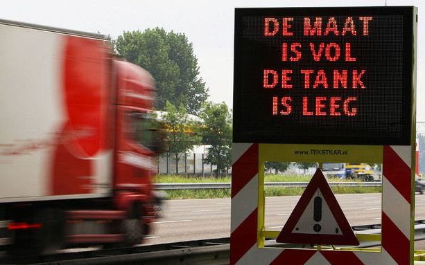 Truckers zijn het zat. Op achttien plekken werd donderdagmorgen vanaf 11.55 uur een halfuur lang over de volle breedte van de snelweg 50 kilometer per uur gereden. Foto ANP