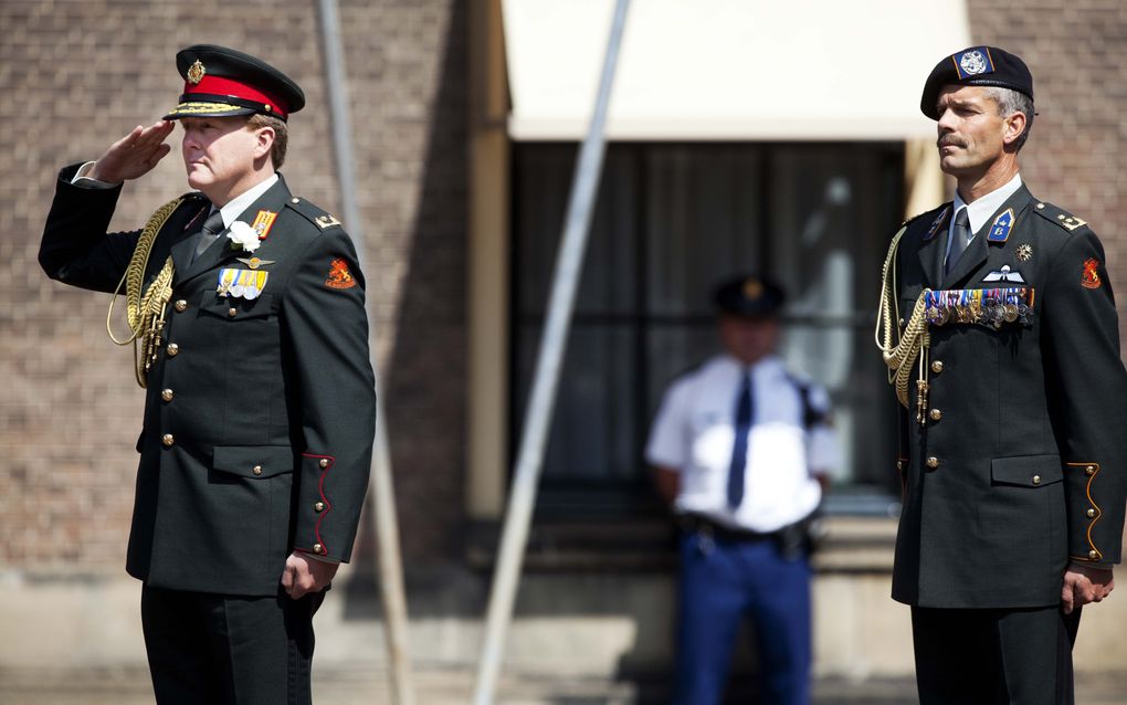 Prins Willem-Alexander (L) salueert zaterdag tijdens Veteranendag op het Binnenhof in Den Haag. Foto ANP