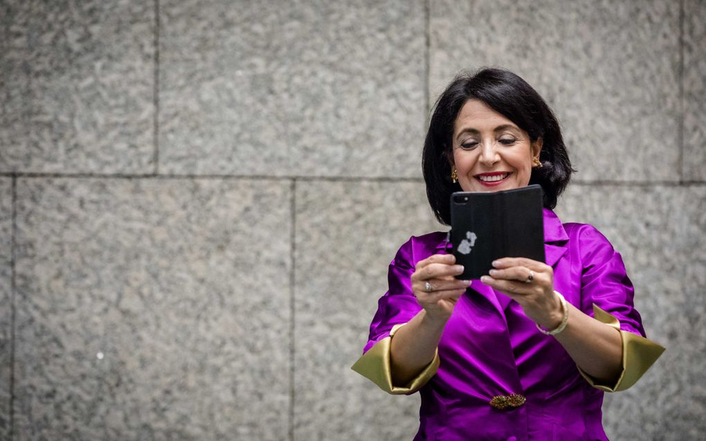 Kamervoorzitter Arib maakt met haar telefoon een foto van de pers. beeld ANP