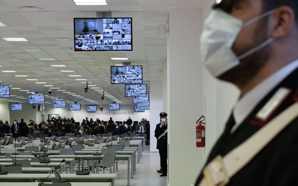 Een speciaal ingerichte rechtzaal voor de rechtzaak waarin meer dan 350 verdachten terecht staan. beeld AFP, Gianluca Chininea