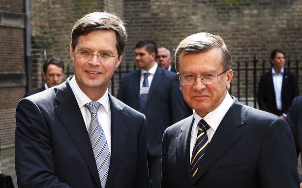 Premier Balkenende drukt premier Viktor Zoebkov van Rusland de hand. Die bracht gisteren een bezoek aan Nederland, waar beiden een gezamenlijk actieprogramma ondertekenden. Zoebkov ging ook bij koningin Beatrix op audiëntie. Foto ANP