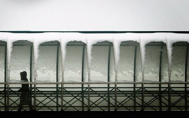 SOFIA – Hevige sneeuwval en sterke wind hebben dinsdag voor veel overlast gezorgd op de wegen in Bulgarije. In de hoofdstad Sofia is het verkeer al sinds maandag gehinderd, toen de sneeuwstormen begonnen. Foto EPA