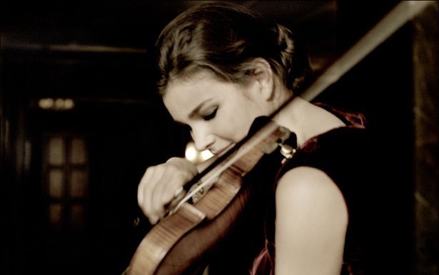 Janine Jansen is in binnen- en buitenland een publiekslieveling. Vanavond presenteert de topvioliste in Amsterdam haar nieuwste album. Foto Universal Music