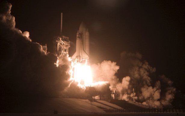 CAPE CANAVERAL - Ruimteveer Discovery is zondagavond (lokale tijd) gelanceerd vanaf Cape Canaveral in Florida voor een missie van dertien dagen. Foto: EPA