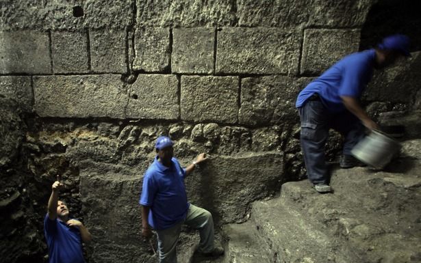 JERUZALEM - Israëlische archeologen aan het werk in een ritueel bad in Jeruzalem dat 2000 jara geleden werd gebruikt. Foto EPA