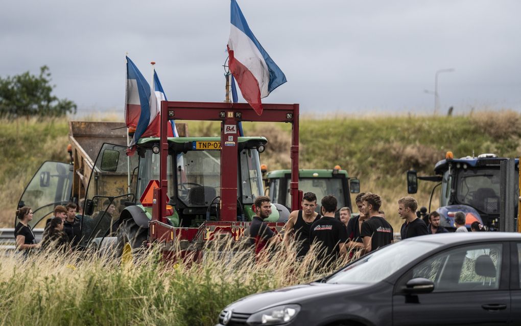 Boeren protesteren met trekkers bij afslag Ochten aan de A15. Eerder hadden de trekkers de Rijnbrug op de N233 in beide richtingen geblokkeerd, waar ze zonder aanhoudingen vertrokken. beeld ANP, Roland Heitink 