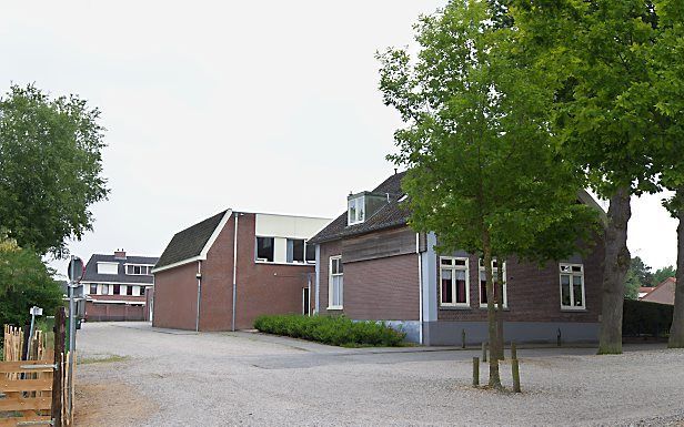 Kerk en dorpshuis van Overberg. De reformatorische baptistengemeente in wording in Overberg vergadert sinds een halfjaar in het dorpshuis naast de kerk van de hervormde gemeente ter plaatse (links op de foto). beeld RD