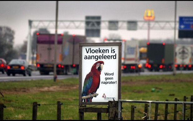 ROTTERDAM – Plaatsvervangend voorzitter van de Rotterdamse gemeenteraad Çelik is de taalverruwing in het stadhuis aan de Coolsingel beu. Foto: een bord van de Bond tegen het vloeken. Foto ANP