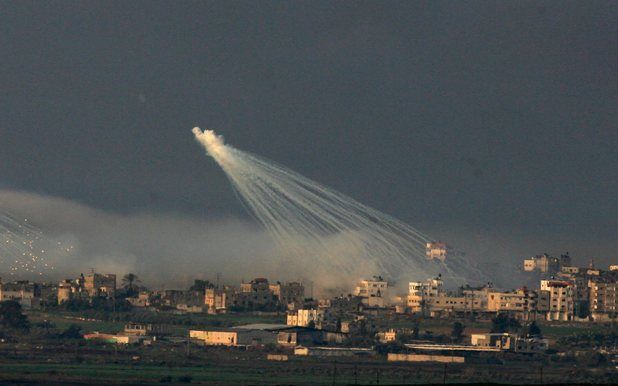 GAZA – Israëlische artillieriegranaten ontploffen boven de Gazastrook. Foto EPA