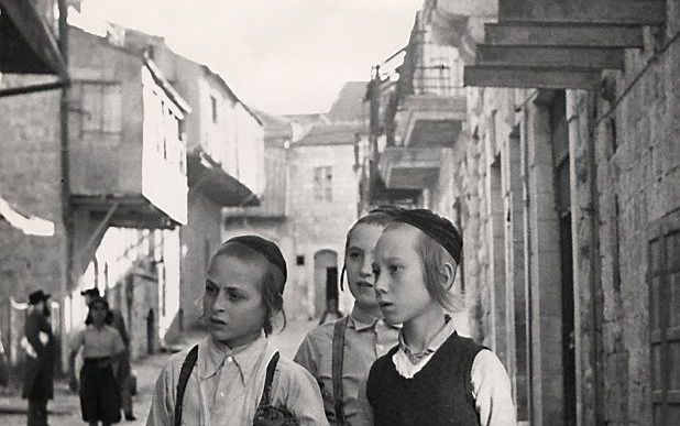 Boris Kowadlo, ”Drie orthodox-Joodse jongens in Jeruzalem”, Israël 1950-1952. Foto Nederlands Fotomuseum