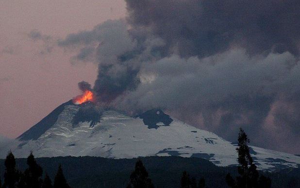 De 3125 hoge Llaima braakte dinsdag een grote wolk rook uit en bedekte een omliggend natuurpark met een laag as. Foto EPA