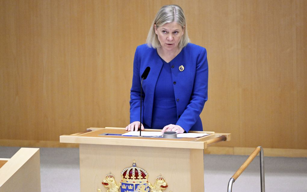 De Zweedse premier Magdalena Andersson spreekt tijdens een parlementair debat over de Zweedse aanvraag voor het NAVO-lidmaatschap. beeld EPA, Henrik Montgomery

