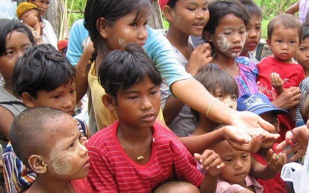 Birmese kinderen ontvangen voedsel en water van hulporganisaties in de Irrawaddydelta. Foto EPA