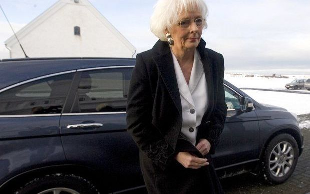 Premier Jóhanna Sigurdardóttir arriveert per auto. foto EPA