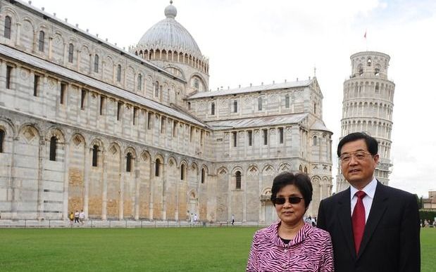 De Chinese president en zijn vrouw Liu Yongqing poseerden gisteren voor de scheve toren in Pisa. Foto EPA