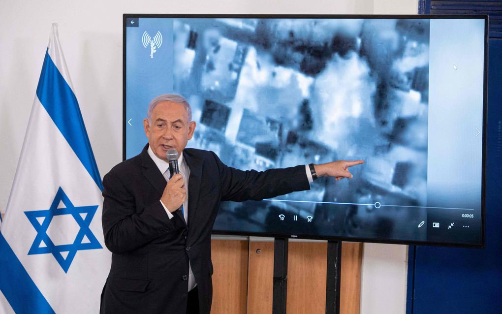 Netanyahu tijdens een briefing op de militaire basis Hakirya in Tel Aviv. beeld AFP, Sebastian Scheiner