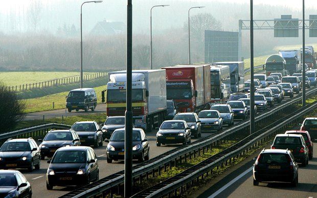 ANTWERPEN - Het bezoek van koningin Beatrix aan Zeeland was vrijdag een van de oorzaken van een monsterfile van 70 kilometer van Breda tot aan Antwerpen. Foto ANP