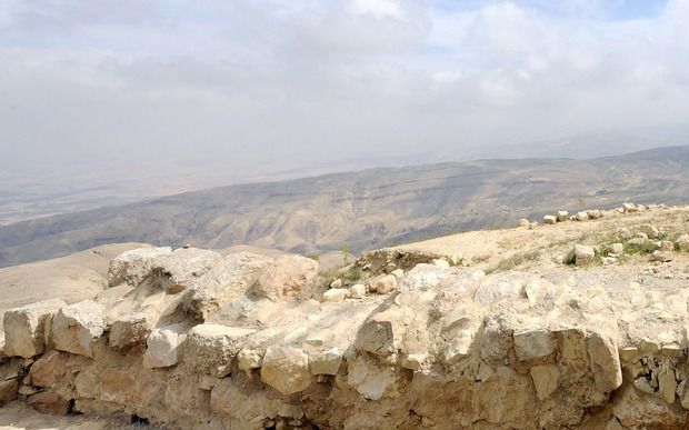 Bij het bezoek aan het monument voor Mozes op de berg Nebo in Jordanië riep de paus op tot wederzijds respect en samenwerking. Foto EPA