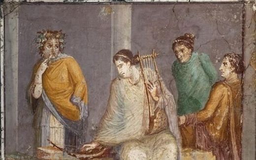Fresco uit Stabiae met vier vrouwen onder een colonnade. Een van de vrouwen bespeelt tegelijkertijd een harp en een kithara, een snaarinstrument uit de klassieke oudheid. Datering 1ste eeuw n. Chr. beeld Museo Archeologico Nazionale di Napoli