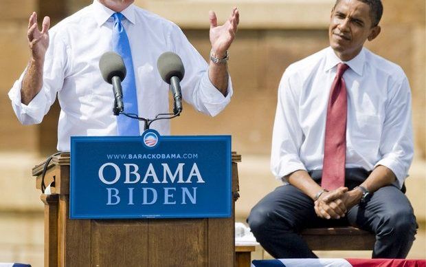 SPRINGFIELD – Joseph Biden (l.), die zaterdag officieel werd aangewezen als running mate van de Democratische presidentskandidaat Barack Obama (r.), richt zich tijdens een campagnebijeenkomst in Springfield (Illinois) tot zijn aanhang. Foto: EPA