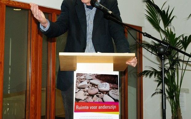 Prof. dr. H. de Roest, hoogleraar praktische theologie, gaf dinsdag een reactie op het rapport ”Ruimte voor anderszijn”. Foto Freek Visser