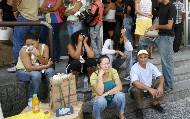 RIO DE JANEIRO - Voor de ziekenhuizen in Rio de Janeiro stonden vrijdag lange rijen patiënten, die zeker zes uur moesten wachten voordat ze werden onderzocht. Kleine kinderen vielen flauw door de broeiende hitte. Het stadsbestuur heeft bevolen, dat alle k