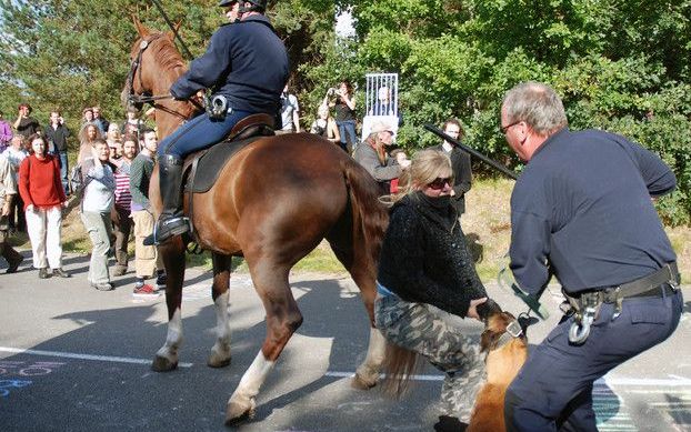 SOEST - De politie heeft zondag zeven mensen aangehouden bij een protest bij Kamp Zeist in Soest. Betogers drongen het detentiecentrum binnen en verschansten zich korte tijd op het dak van een van de barakken. Na een klein half uur werden ze van het dak g