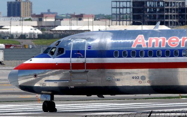 De Amerikaanse luchtvaartmaatschappij United Airlines dunt zijn vloot uit met in totaal honderd vliegtuigen. Het bedrijf schrapt daarbij tussen de 1400 en 1600 banen, zo maakte het woensdag bekend. Foto EPA