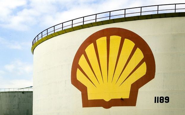 LONDEN - De Iraakse regering heeft Shell maandag goedkeuring gegeven aan het project dat voorziet in het afvangen van gas dat vrijkomt bij de oliewinning in de regio Basra. Foto: Raffinaderij van Shell in Pernis. Foto ANP