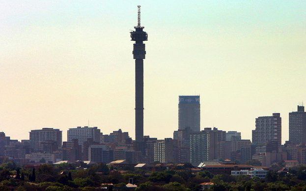 De stad Johannesburg is niet te vatten in zijn complexiteit. Om toch een zekere greep op Johannesburg te krijgen moet ik de verhalen over Johannesburg lezen, van Alan Patons roman ”Tranen over Johannesburg” tot Athol Fugards ”Tsotsi”.” Foto: de skyline va