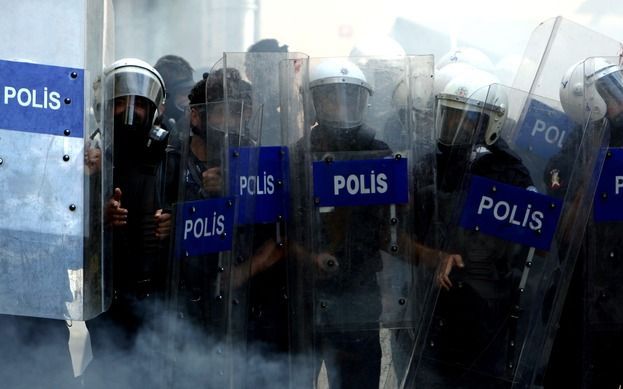 De Turkse politie drijft demonstranten uiteen. Foto EPA