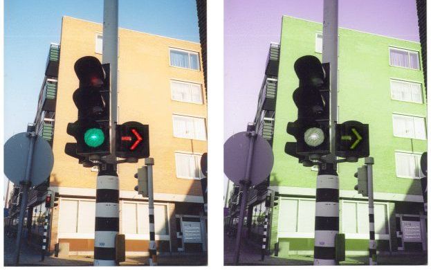 Een ondoordacht opgehangen rood verkeerslicht voor rechts afslaan kan voor een kleurenblinde levensgevaarlijke situaties opleveren. Foto Blind Color