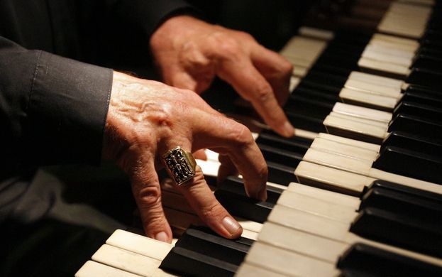 Volgens organist Dick Sanderman gaat het bij heel veel vragen rond het zingen in de eredienst en de begeleiding daarvan om de visie op de hele liturgie. Foto ANP