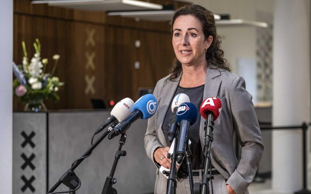 Burgemeester Femke Halsema tijdens een persconferentie op het stadhuis. De burgemeester scherpt toezicht op horeca en zalencentra aan. Bij excessen worden de overtreders voor maximaal vier weken gesloten. beeld ANP