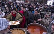 Mensen krijgen na de aardbeving gratis maaltijden uitgedeeld in Diyarbakir, in het zuidoosten van Turkije. beeld EPA, REFIK TEKIN