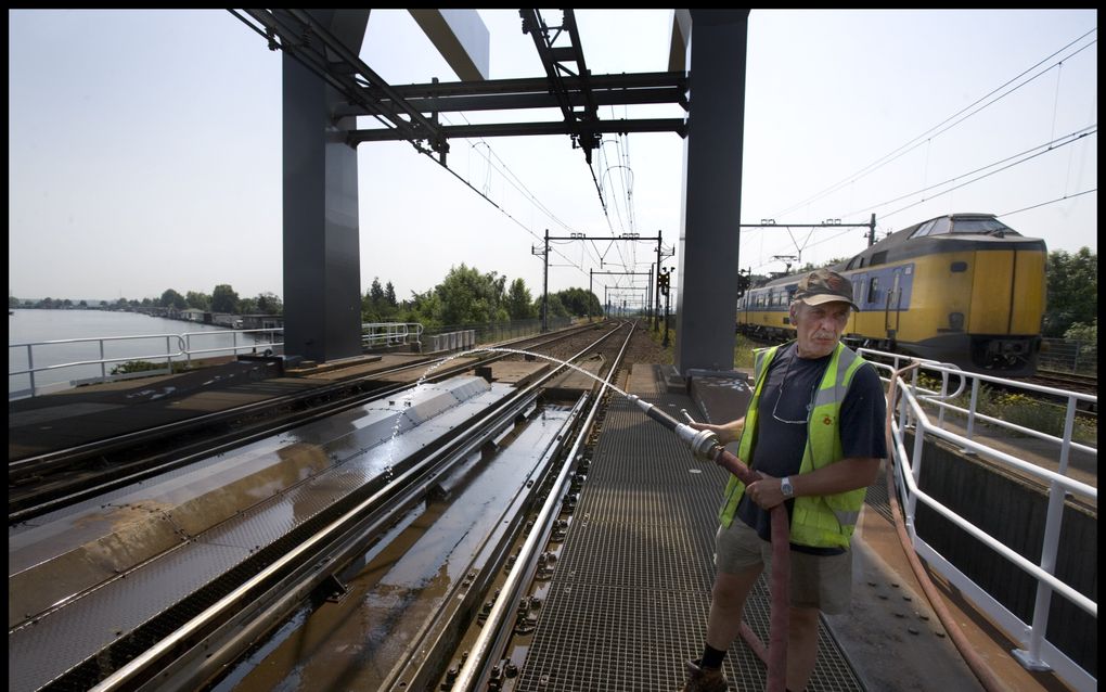 Dat wissels in het spoor niet meer werken in winterse omstandigheden komt door blokkades door stuifsneeuw of ijsblokken die van trienen vallen. Foto ANP