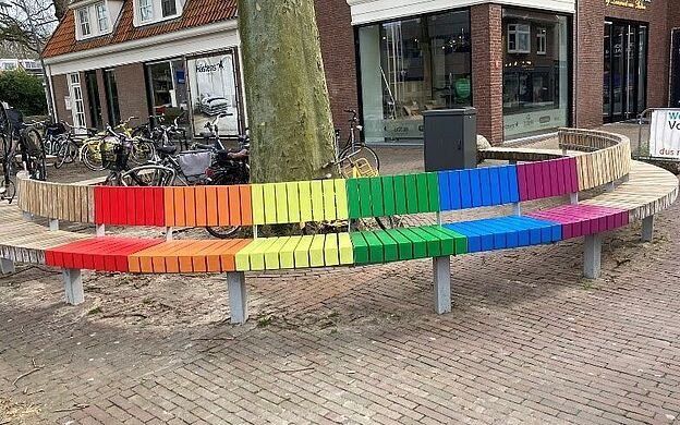 Het regenboogbankje vóór bekladding. beeld gemeente Ede