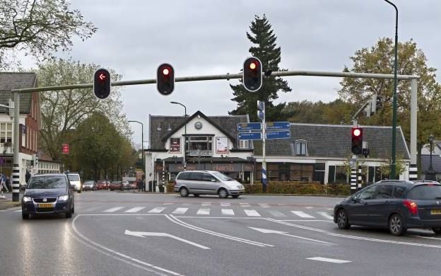 DOORN – Het belangrijkste kruispunt in Doorn, waar het gemeentehuis van de gemeente Utrechtse Heuvelrug is gevestigd. Rechts de dorpskerk van Doorn. Daarachter is het gemeentehuis tijdelijk gevestigd in het cultuurhuis. Foto RD, Anton Dommerholt