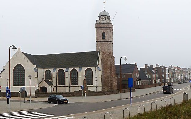 De Oude Kerk in Katwijk, eind vorig jaar. Alleen de toren moet nog worden voorzien van een witte beschermlaag. Foto RD, Anton Dommerholt