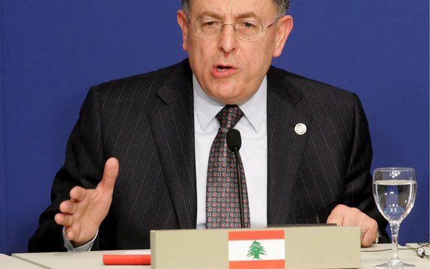 BEIROET - De nieuwe president van Libanon, Michel Suleiman, heeft premier Fuad Siniora (foto) gevraagd aan te blijven tot een nieuwe regering is aangetreden. De verwachting is dat Suleiman het nieuwe premierschap van Siniora woensdag nog aan het parlement