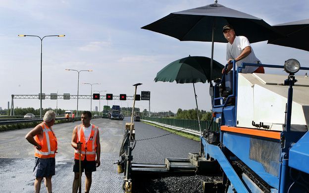 „Nieuwe wegen zijn duur. Een kilometer weg kost 5 tot 8 miljoen euro per rijstrook.” Foto ANP