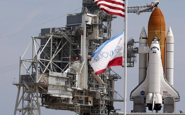 NASA-spaceshuttle Endeauvour blijft, vanwege technische problemen, zeker zaterdag nog aan de grond. Foto EPA