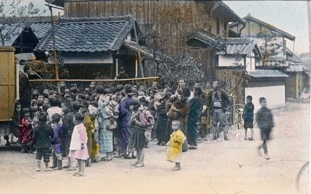 TOKIO – Een groep Japanners luistert op straat naar een preek. Toyohiko Kagawa gaf het Japanse christendom een impuls. Foto Kjeld Duits