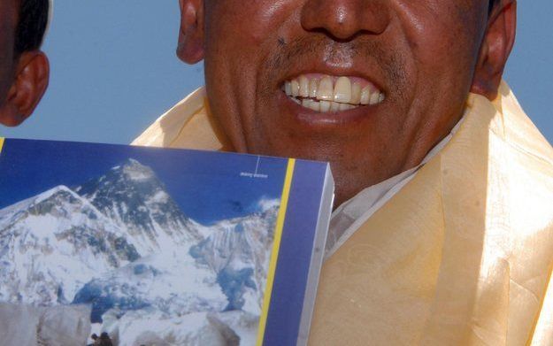 KATHMANDU - Bergbeklimmer Appa Sherpa bij zijn terugkomst van de Mount Everest, 23 mei 2007. Vorig jaar beklom Appa de hoogste berg ter wereld voor de zeventiende keer. Vandaag verbeterde hij zijn record. Foto EPA