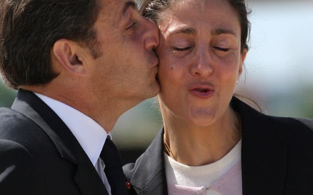 VILLACOUBEY - De Franse president Sarkozy kust Ingrid Betancourt bij aankomst in Frankrijk. Foto EPA