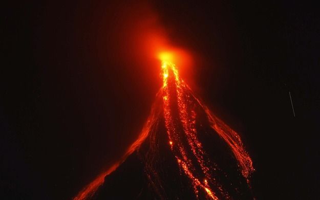 De vulkaan Mayon staat op uitbarsten. Foto EPA